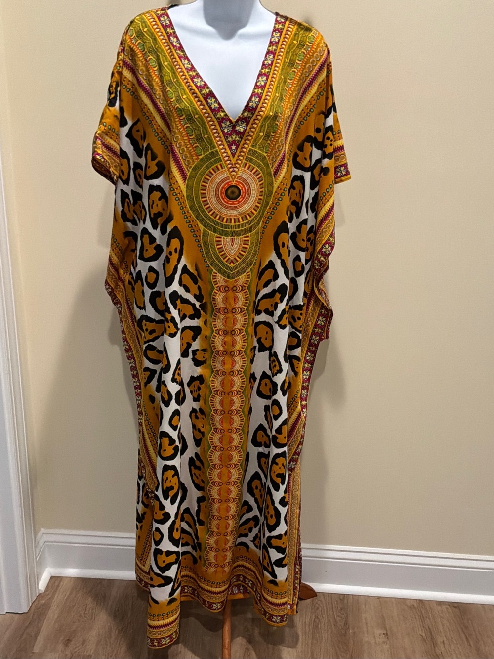 Winlar polyester  kaftan gold leopard print design with a v- neckline one size